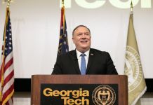 Mike Pompeo speaking at lectern (© Jessica McGowan/Getty Images)
