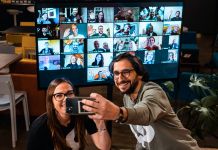 Woman and man taking selfie in front of computer screen (© Marie Rosalie Hanni)