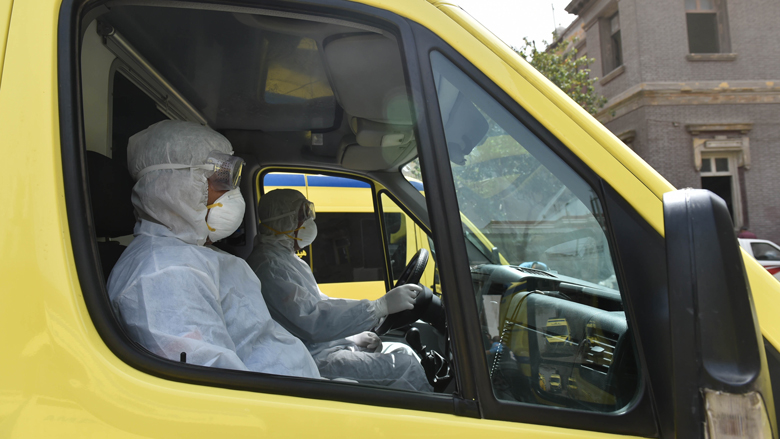 سيارة اسعاف مجهزة من هيئة الاسعاف المصرية للعناية بمرضى فيروس كورونا 
