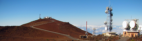 Communication towers at the top of Skyline Dr., near the 10,000 ft. summit of Haleakala, Maui./ Forest Starr and Kim Starr CC 2.0