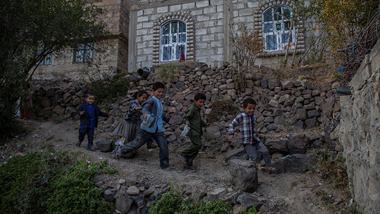 مجموعة أطفال يمنيون يلهون في قرية الدهيلة، مديرية آنس، محافظة ذمار  
