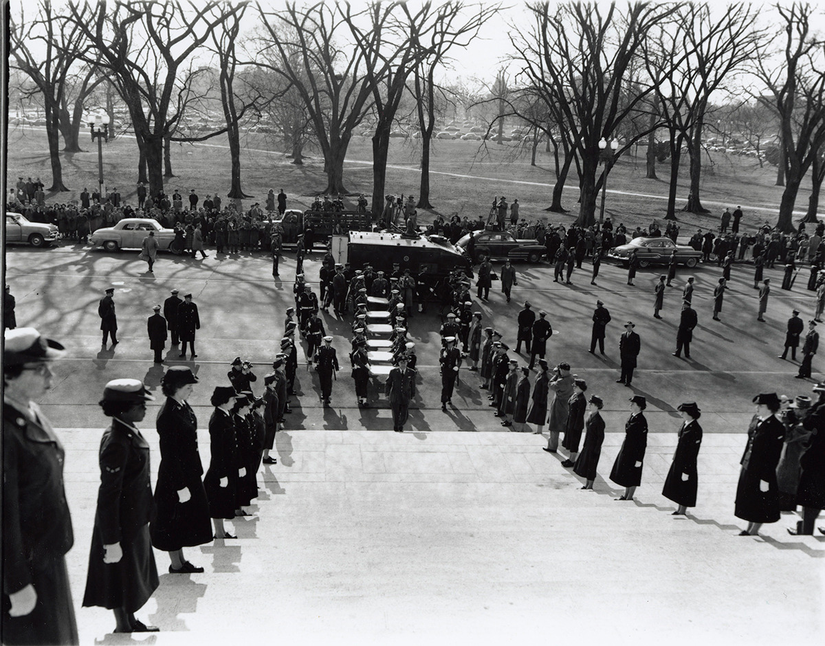 Transfer of Charters of Freedom to the National Archives, 12/13/1952, NARA ID 5928179.
Declaration and Constitution join Bill of Rights #OTD, 1952Procession transferring documents to the National Archives, 12/13/1952.
#OTD in 1952, after years of...