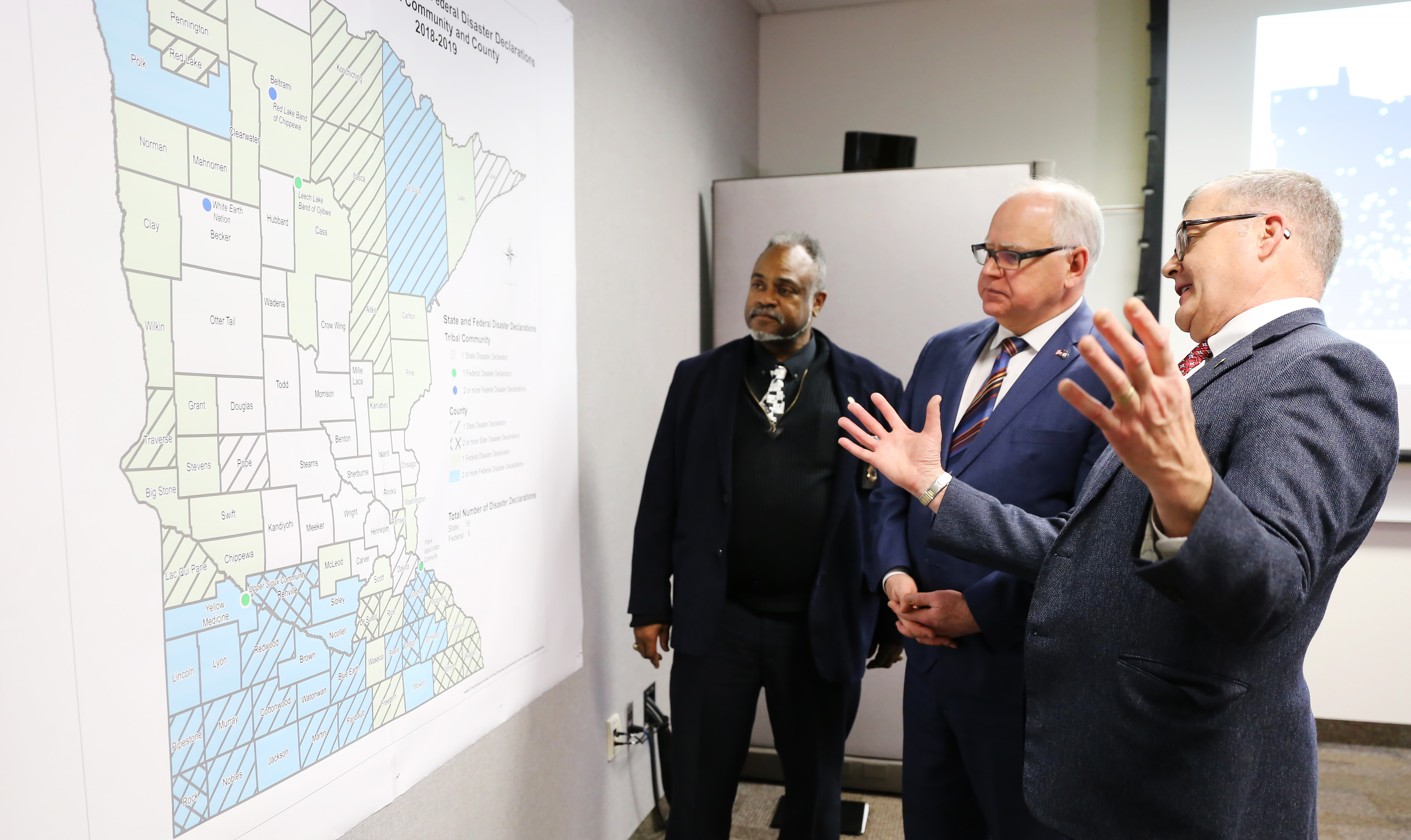 Governor Walz talks with HSEM Director Joe Kelly in the SEOC