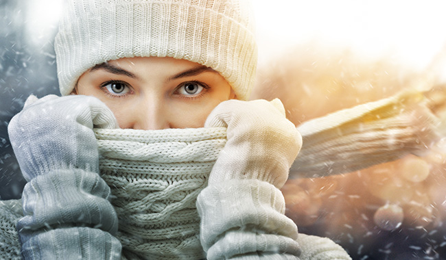 Una mujer con un gorro y ropa invernal