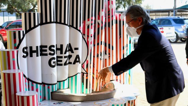 CDC South Africa Acting Country Director, Dr. Romel Lacson, visits a Shesha Geza hand hygiene station outside of a public health facility in Ekurhuleni, Gauteng South Africa. 
