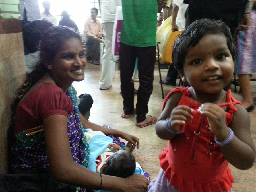 Child wiaiting mom in Mumbai TB clinic