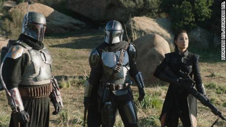 Boba Fett (Temuera Morrison), the Mandalorian (Pedro Pascal) and Fennec Shand (Ming-Na Wen) in &#39;The Mandalorian&#39; (Lucasfilm Ltd).