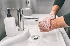 rửa tay chà xát với xà phòng để phòng ngừa vi-rút Corona