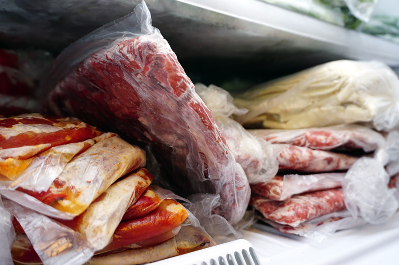 Verduras y carnes congeladas dentro de un congelador