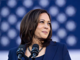 Kamala Harris standing in front of U.S. flag (© Nareshkumar Shaganti/Alamy)